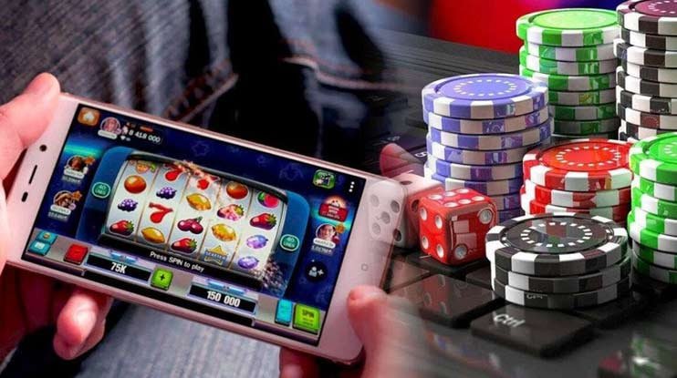 Petugas bantuan menjelaskan akses akun